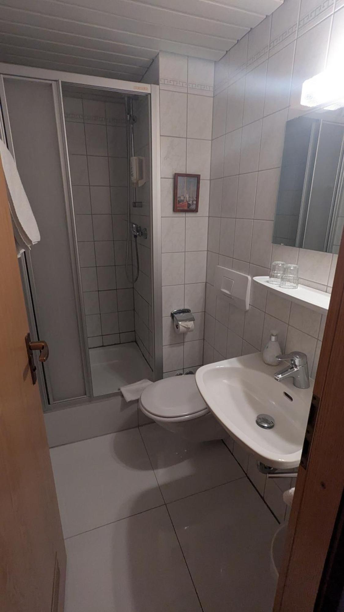 Dorfgasthof Zur Rose Obereisenheim Zimmer foto