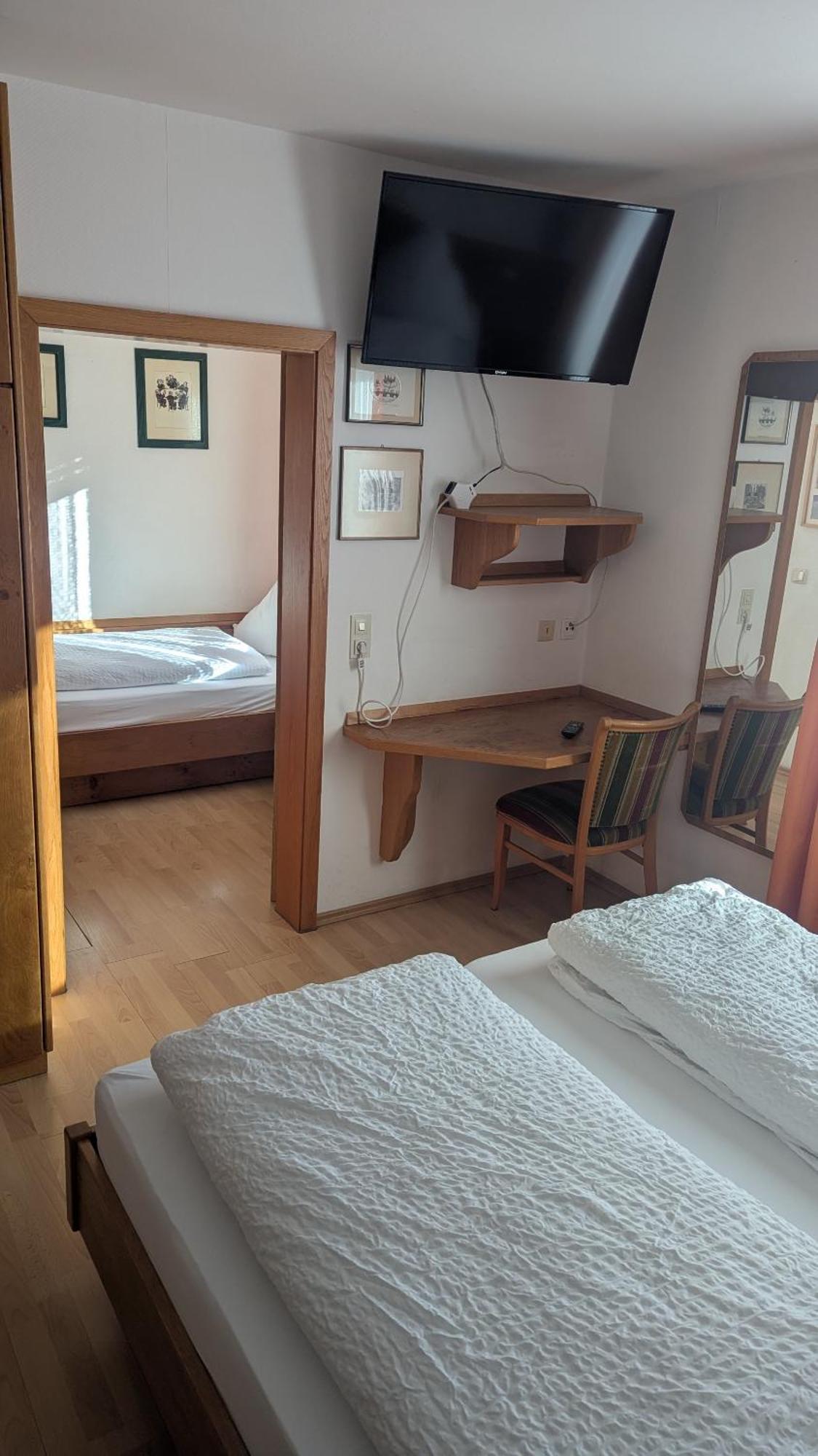 Dorfgasthof Zur Rose Obereisenheim Zimmer foto