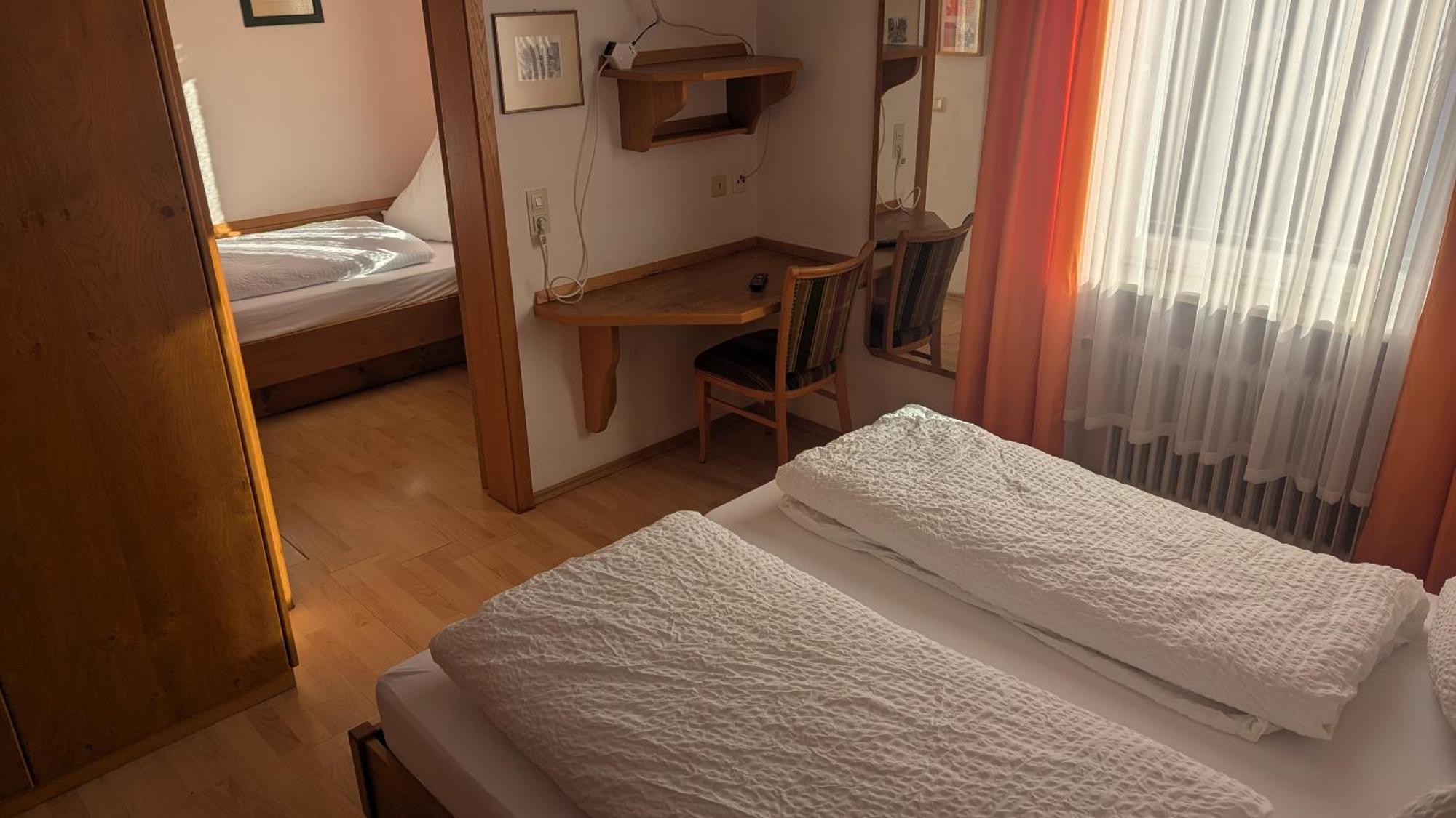 Dorfgasthof Zur Rose Obereisenheim Zimmer foto