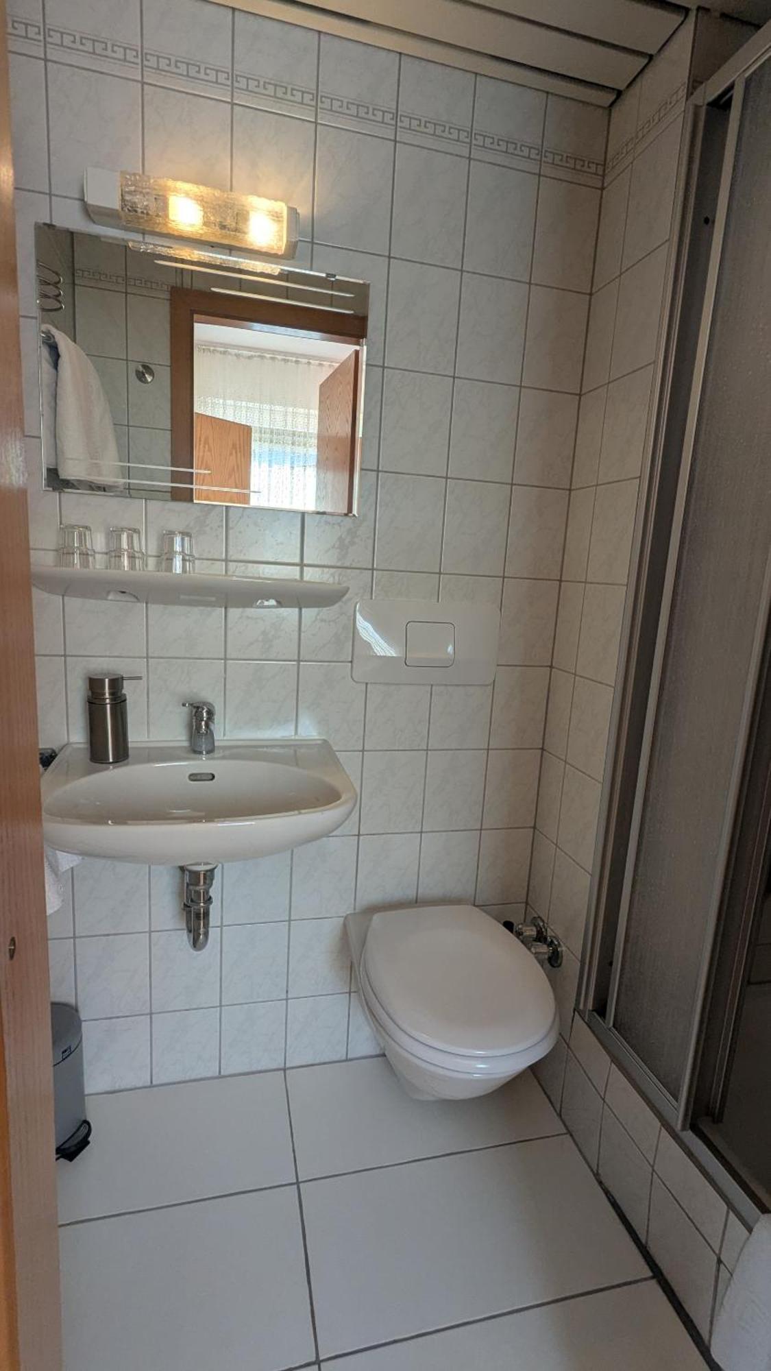 Dorfgasthof Zur Rose Obereisenheim Zimmer foto