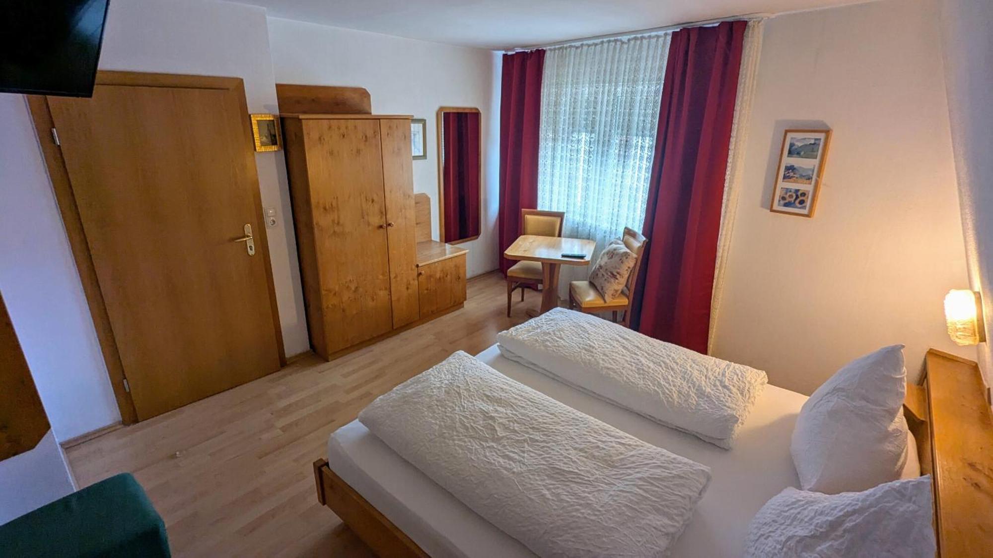 Dorfgasthof Zur Rose Obereisenheim Zimmer foto