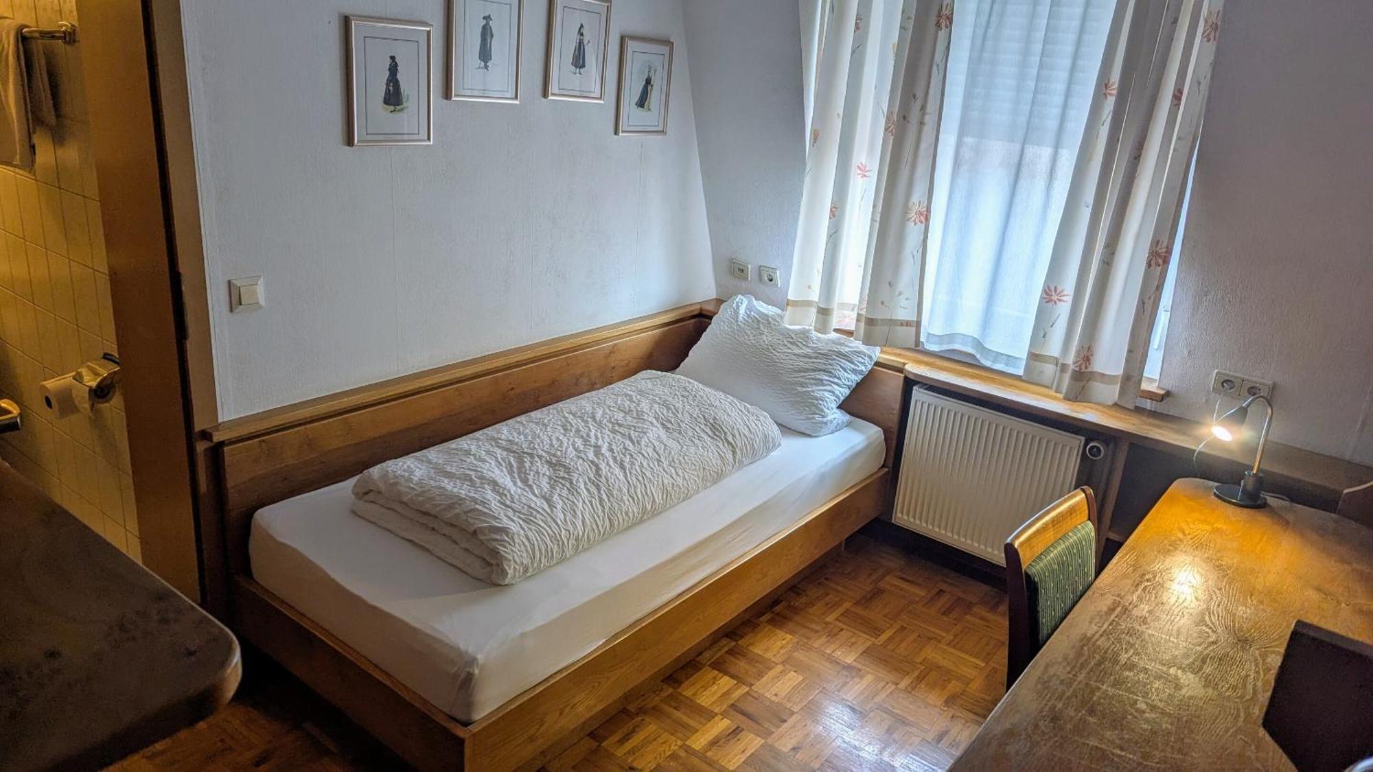 Dorfgasthof Zur Rose Obereisenheim Zimmer foto