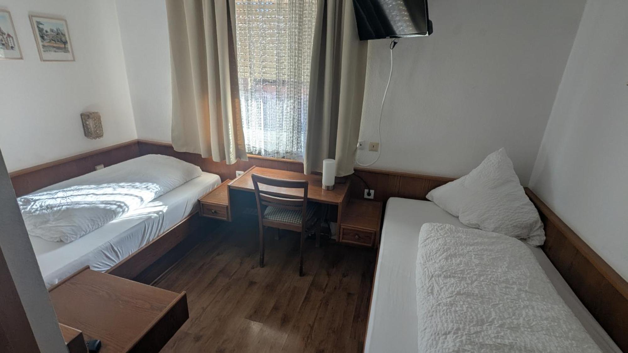 Dorfgasthof Zur Rose Obereisenheim Zimmer foto