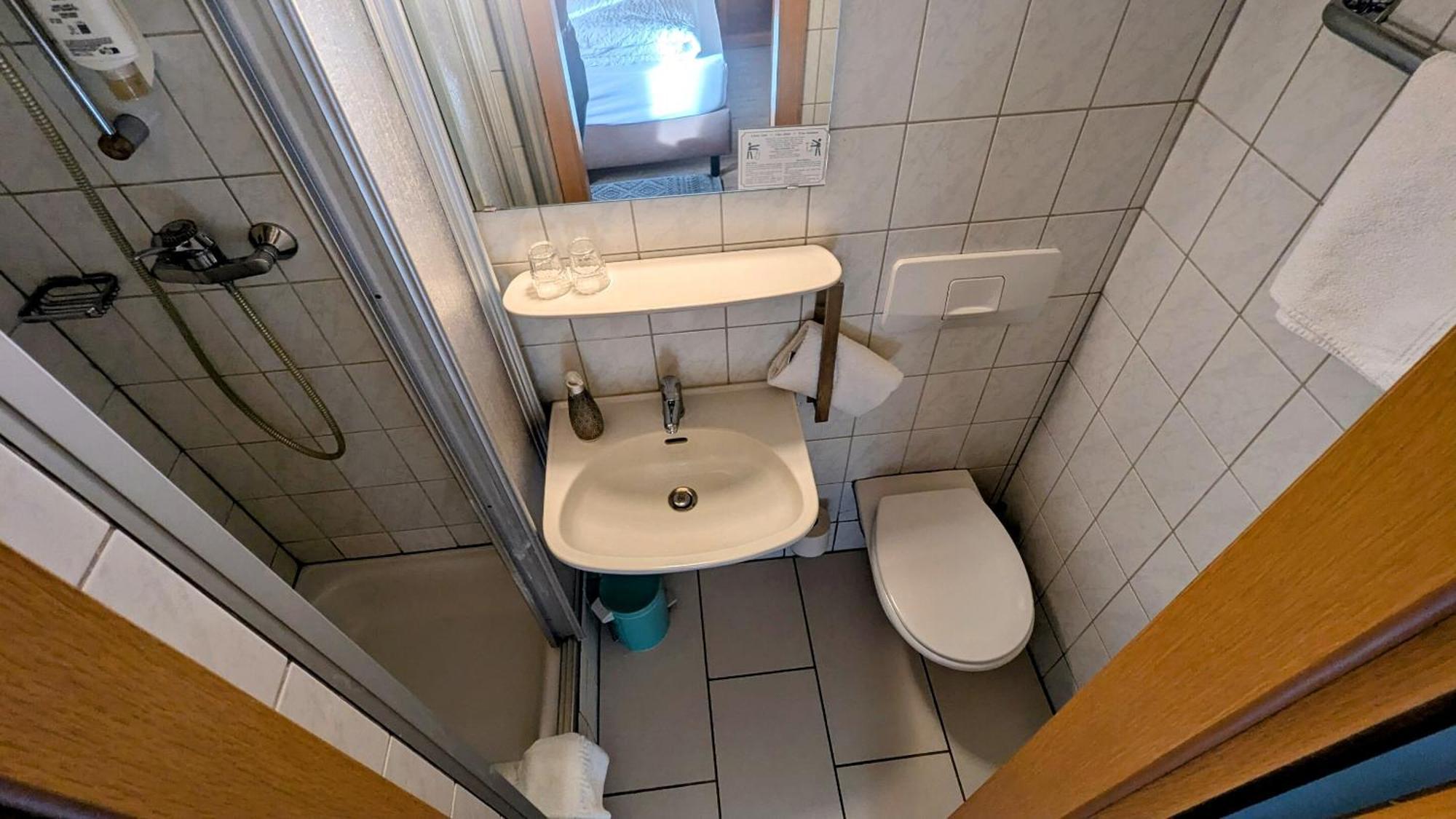 Dorfgasthof Zur Rose Obereisenheim Zimmer foto